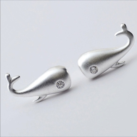 Adorable small whale earrings - Picture 3 of 5